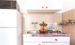 Frigorifero, piano cottura, macchina per tè/caffè