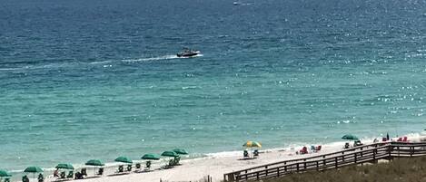 En la playa y camastros