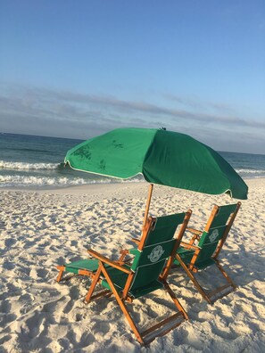 Na praia, espreguiçadeiras 