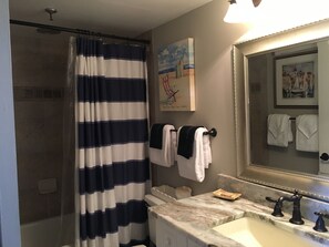 Ensemble douche/baignoire, sèche-cheveux, serviettes fournies, savon