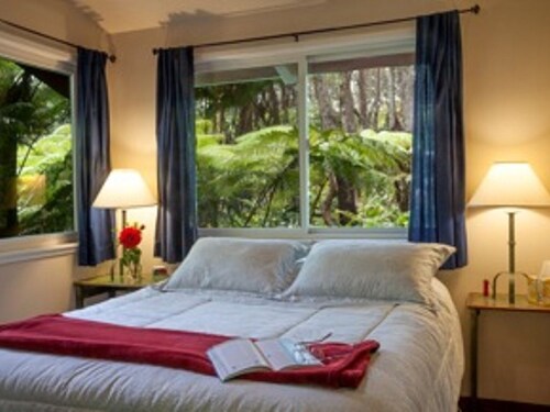 Charming 2 Bedroom Cottage Walking Distance from Volcano Village