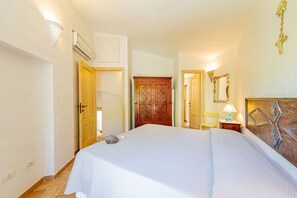 2 bedrooms, travel crib, free WiFi