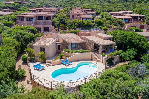 Villa Matilde : Charmante villa avec piscine privée et vue sur la mer, au cœur de la Gallura -...