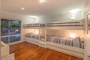 3 habitaciones, tabla de planchar con plancha, wifi y ropa de cama