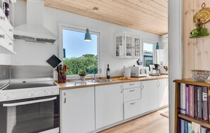 Een koelkast, een kookplaat, een koffiezetapparaat/waterkoker