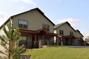 Exterior - #3 - Lower Level - Antlers Resort 3 Bedroom (Branson)