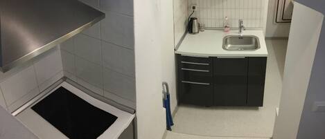 Microwave, cookware/dishes/utensils