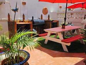 Outdoor dining - Comfortable apartment near beautiful Malmok Beach perfect for relaxing getaways. (Noord)