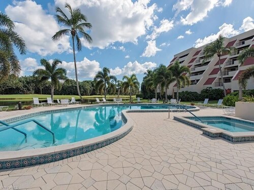 Whole Home Villa in Hyde Park at Pelican Bay community with private pool/beach!