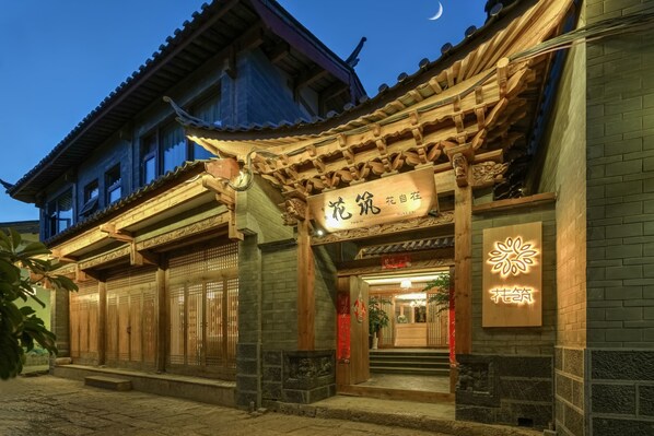 Fachada de la propiedad por la tarde o noche