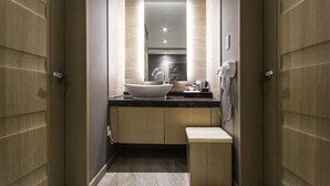 A modern bathroom with a freestanding sink, a mirror, and a towel rack. - Gallery Hotel (Gwangju)