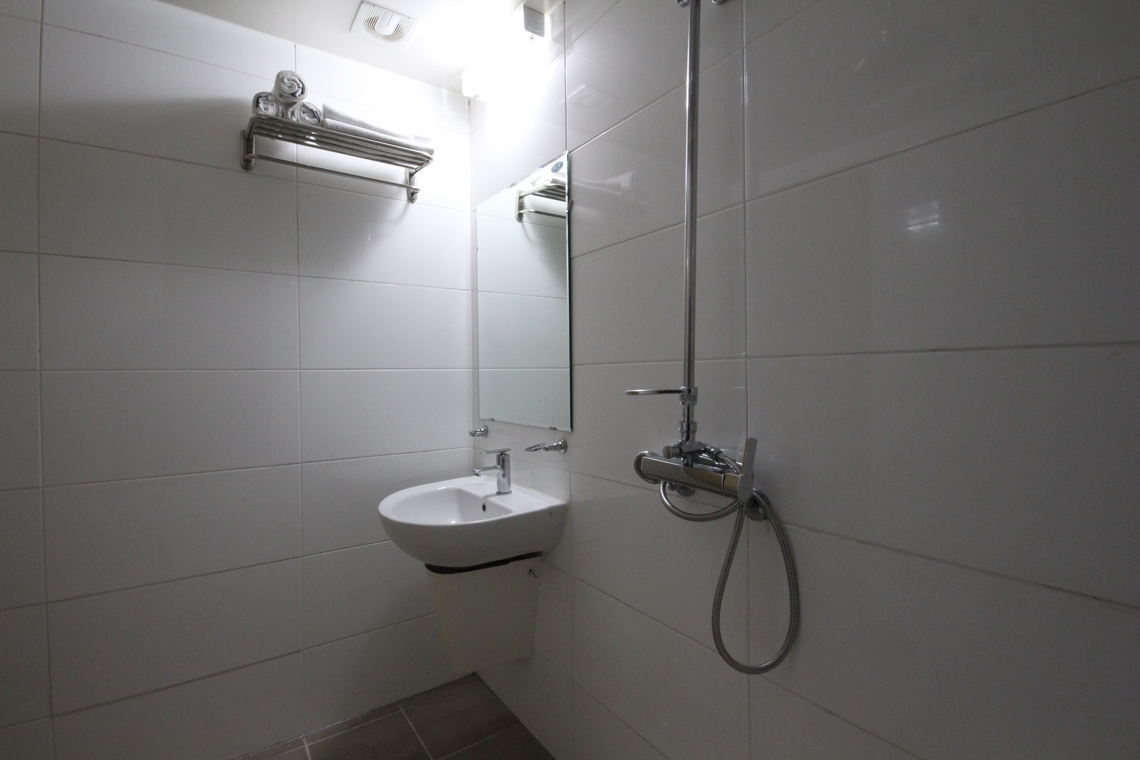 Business Room | Bathroom | Free toiletries, hair dryer, bathrobes, slippers