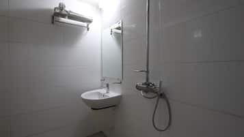 Business Room | Bathroom | Free toiletries, hair dryer, bathrobes, slippers
