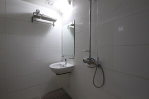 Quarto empresarial | Banheiro | Produtos de toalete grátis, secador de cabelo, roupões de banho