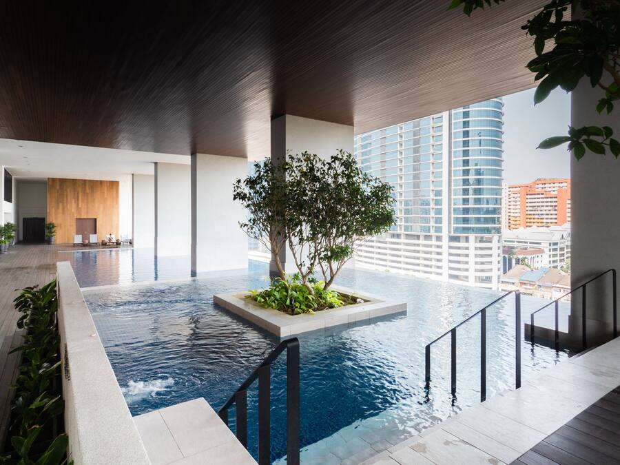 Una piscina al aire libre