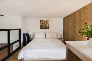 Loft executivo, 1 cama Queen (A) | Individualmente decorados, individualmente mobiliados, escrivaninha