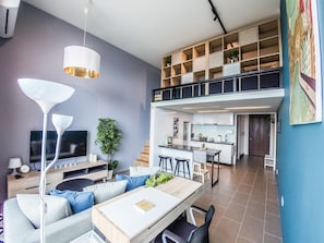 Business-ullakkohuoneisto, 1 keskisuuri parisänky (B) | Oleskelualue | 40–tuumainen äly-TV, jossa kaapelikanavat