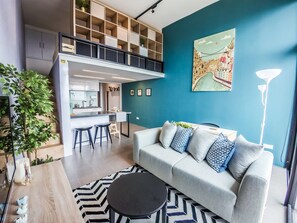 Loft empresarial, 1 cama Queen (B) | Área de estar | Smart TV 40 polegadas com canais a cabo, TV