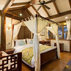 Signature Double Room | Desk, blackout drapes, free WiFi - Floral Hotel Lijiang Mufu Qixi (Lijiang)