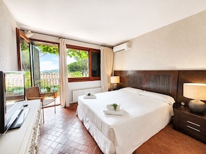 6 bedrooms, iron/ironing board, WiFi (free), bed sheets