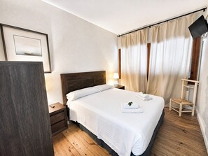 6 bedrooms, iron/ironing board, WiFi (free), bed sheets