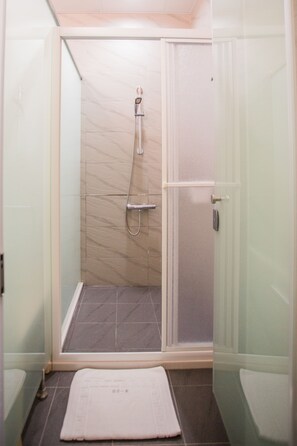 Badkamer met douche