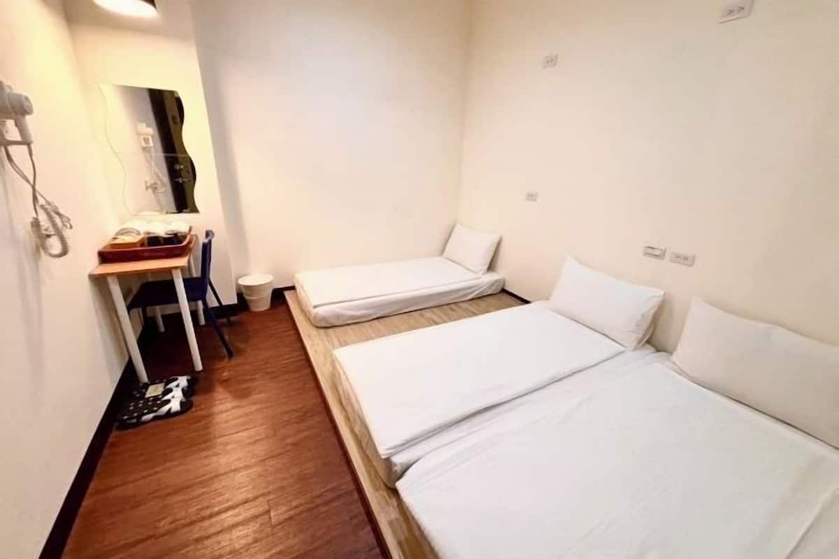 Een bureau, geluiddichte muren, gratis wifi, beddengoed