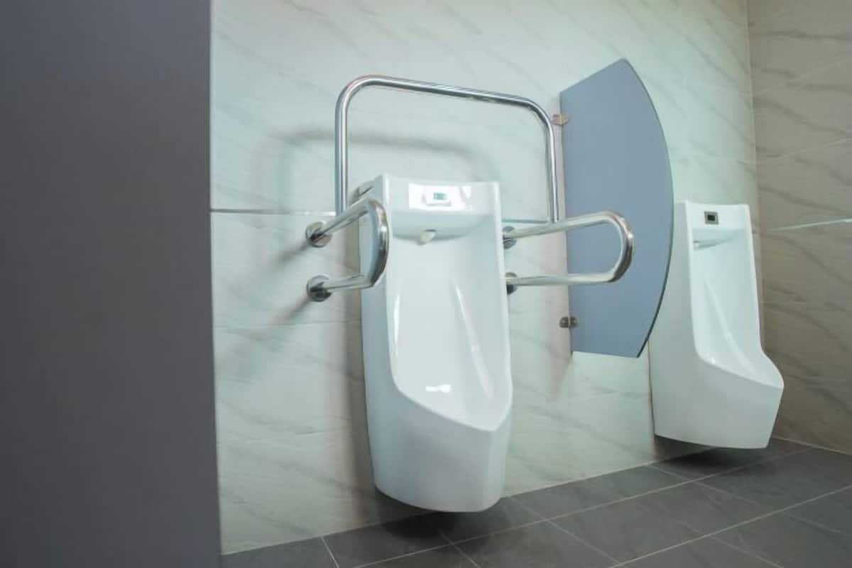 Badkamer | Een douche, een haardroger, pantoffels, handdoeken