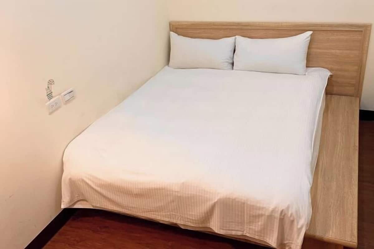 Een bureau, geluiddichte muren, gratis wifi, beddengoed
