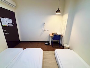 Japanese-style Triple Room, 3 Twin Beds (需公共衛浴) | Desk, soundproofing, free WiFi, bed sheets