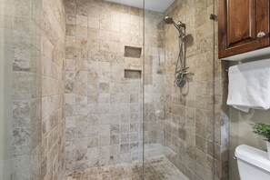 Secador de cabelo, toalhas de banho