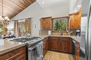 Kylskåp, mikrovågsugn, ugn och spishäll