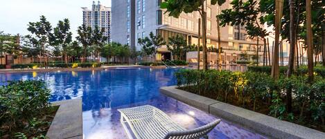 2 座室外游泳池,開放時間為 08:00 至 21:00,提供日光浴躺椅