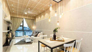 Una sala moderna con comedor, ventanas amplias y vistas a la ciudad.