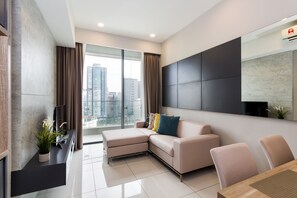Studio B | Living room | 40-inch Smart TV with cable channels, TV - Robertson Residences at Bukit Bintang (Kuala Lumpur)
