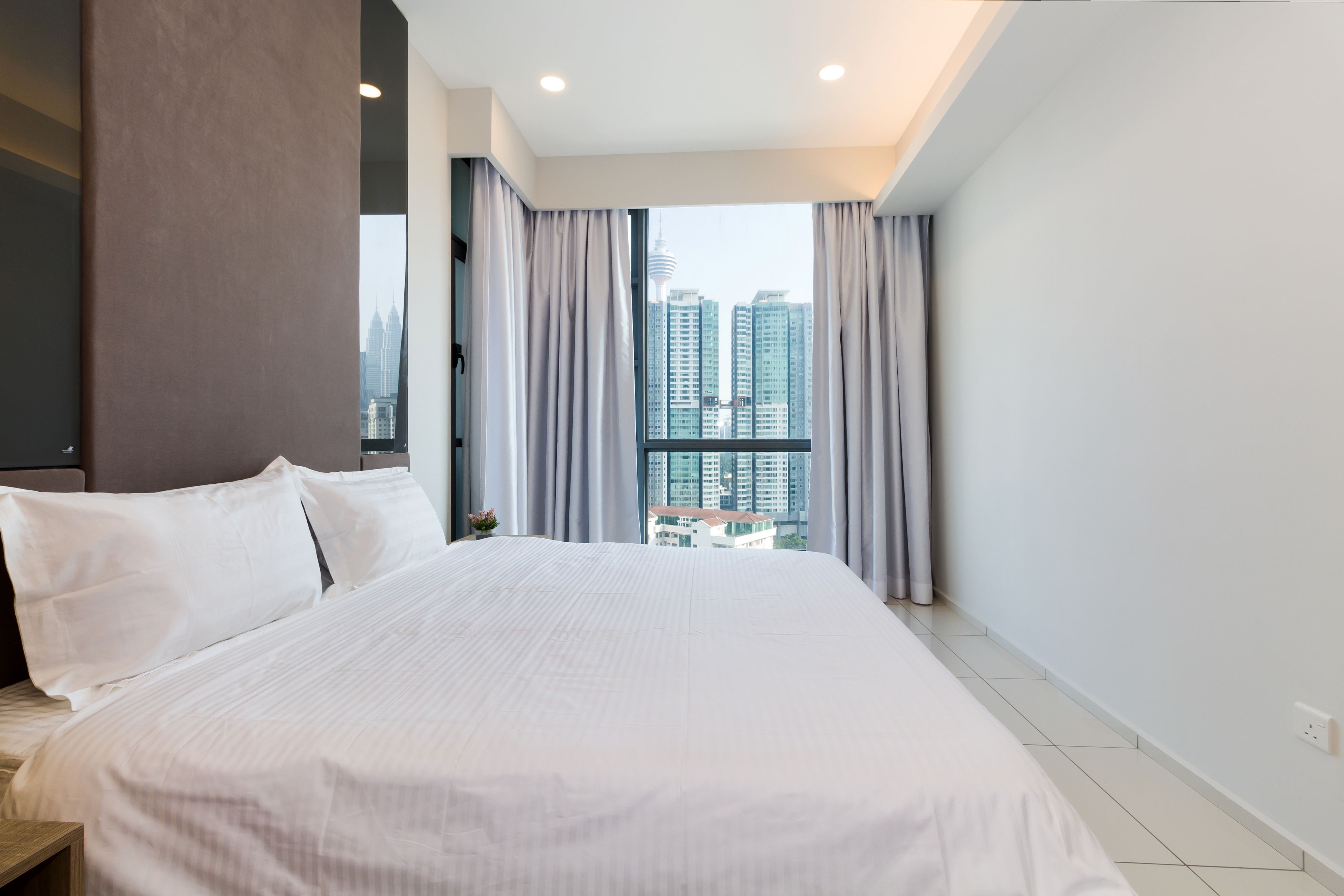 Decoración personalizada, muebles diferentes y cortinas blackout 