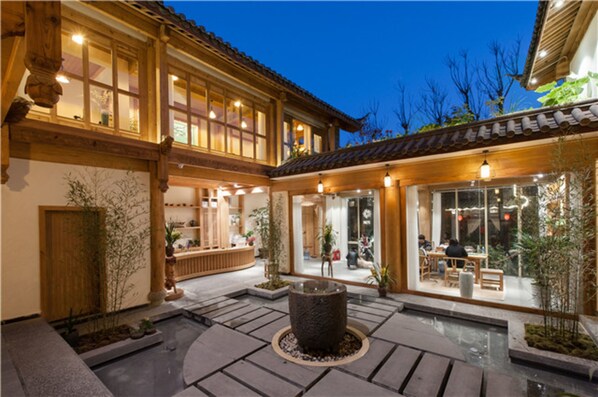 Courtyard - Floral Hotel Lijiang Nameiju (Lijiang)