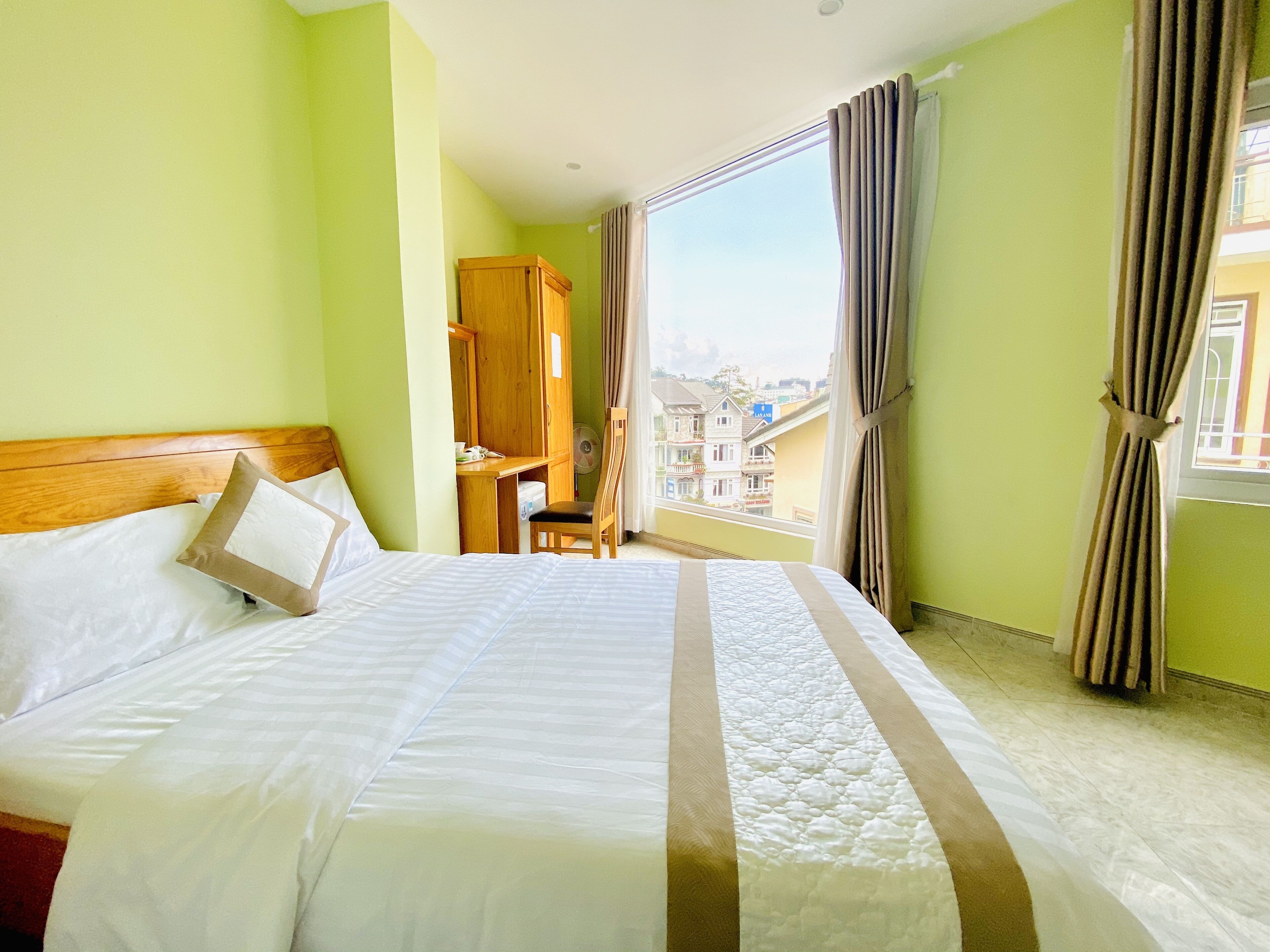 Vierbettzimmer | Minibar, Schreibtisch, Verdunkelungsvorhänge, kostenloses WLAN