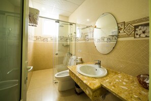 Shower, free toiletries, hair dryer, slippers - Trung Nhan Hotel (Da Lat)