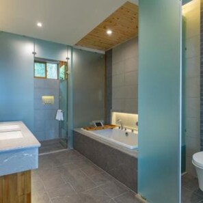 Deluxe-Doppelzimmer, Badewanne | Badezimmer | Kostenlose Toilettenartikel, Haartrockner, Hausschuhe