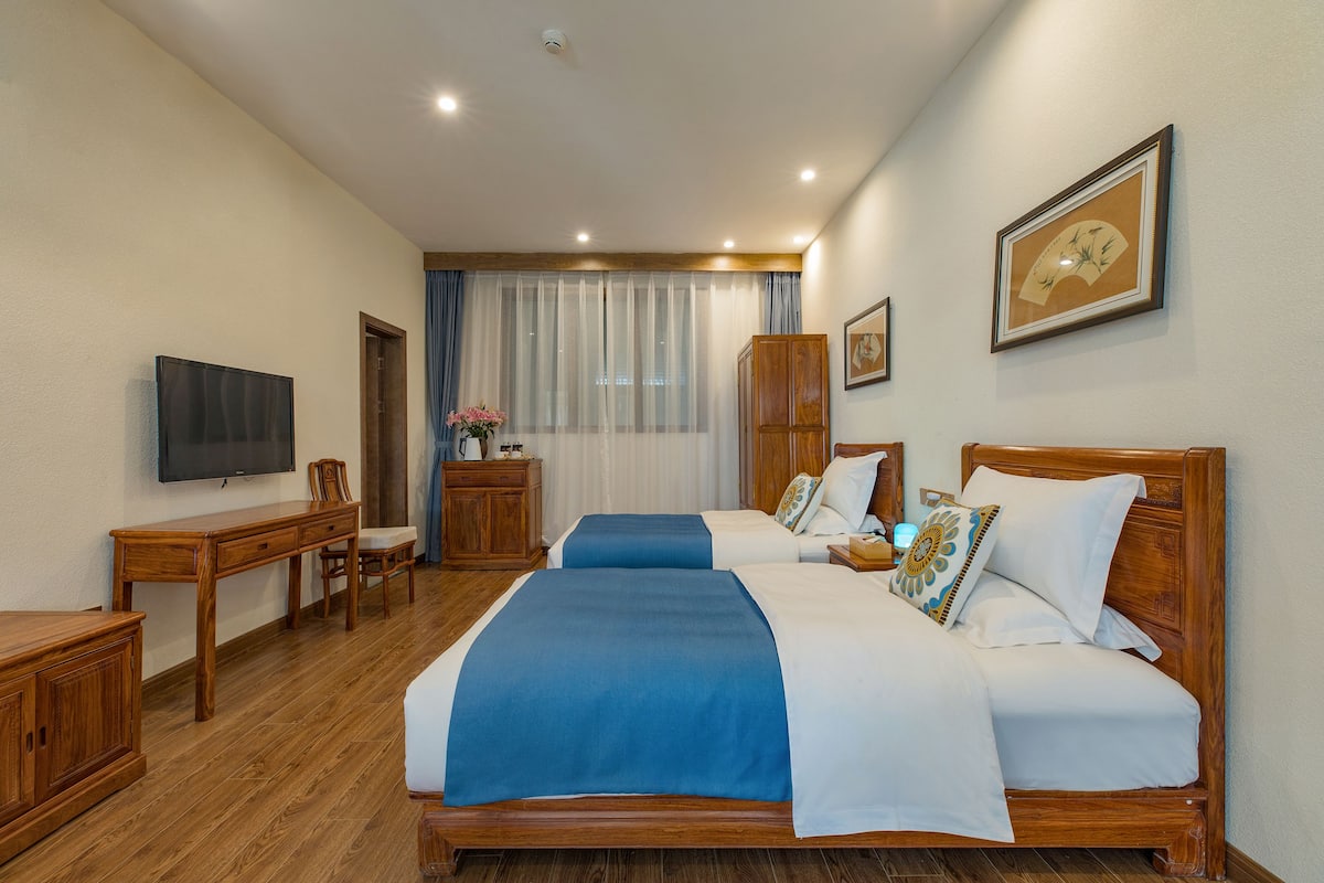Classic Twin Room | Minibar, desk, blackout drapes, free WiFi