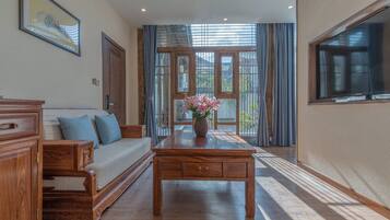 Deluxe Suite | Living area | Flat-screen TV