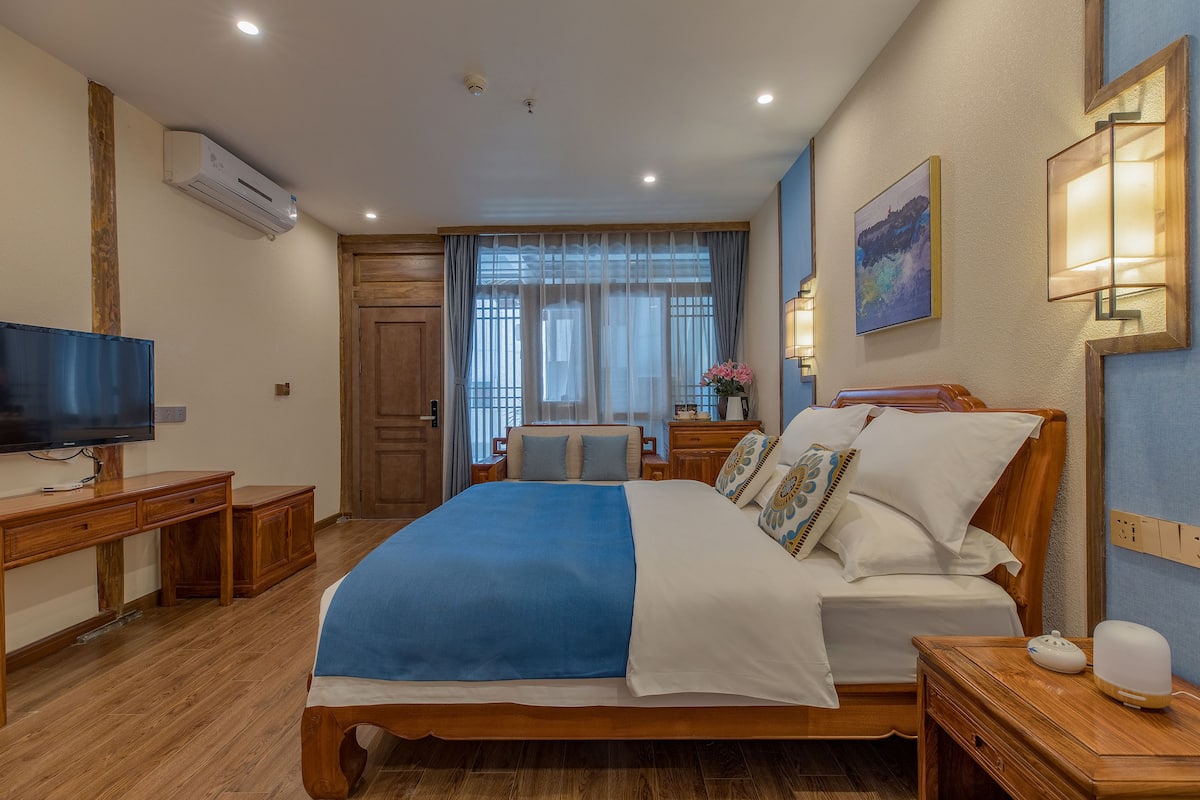 Superior Double Room | Minibar, desk, blackout drapes, free WiFi