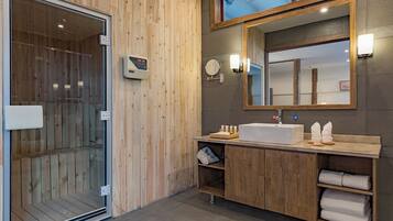 Premium Suite | Bathroom amenities | Free toiletries, hair dryer, slippers, towels