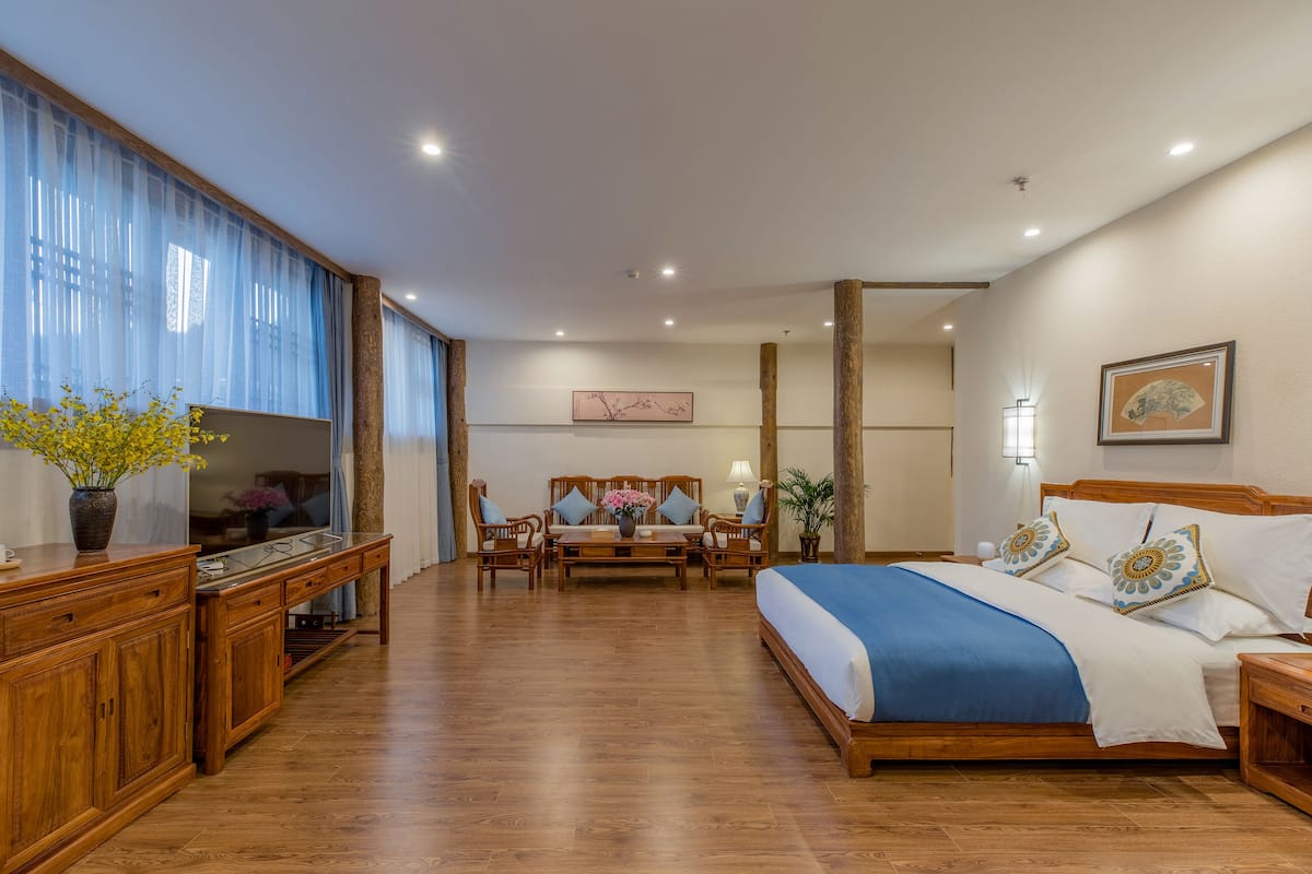 Premium Suite | Minibar, desk, blackout drapes, free WiFi