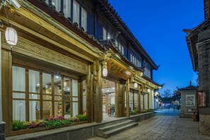 Property grounds - Floral Hotel Lijiang Qinyuan (Lijiang)