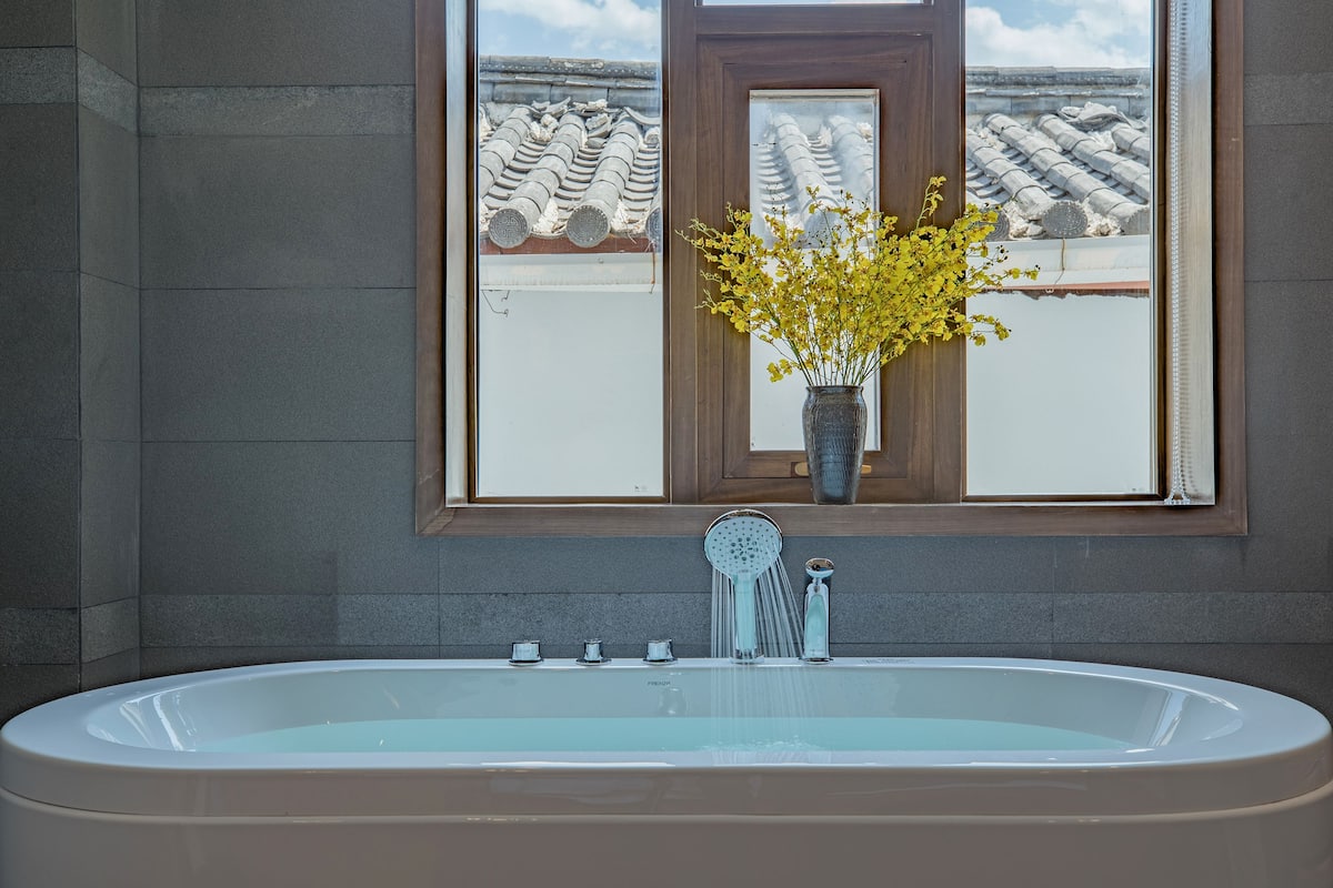 Grand Suite | Deep soaking bathtub