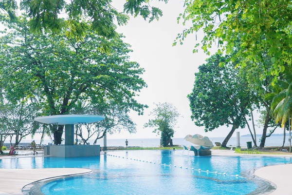 Piscina externa, espreguiçadeiras