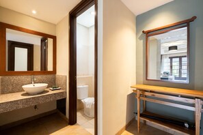 Mutiara Hotel Room | バスルーム | シャワー、レインフォールシャワー、バスアメニティ (無料)、タオル