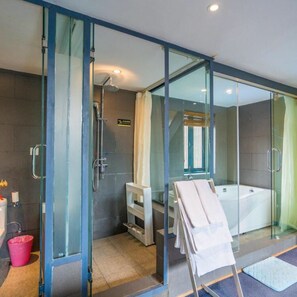 Deluxe Suite | Bathroom | Shower, rainfall showerhead, free toiletries, hair dryer - Floral Hotel Lijiang Nanzhao Mansion (Lijiang)